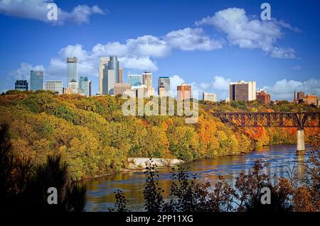 Die Skyline von Minneapolis über den Mississippi River, Minnesota Stockfoto