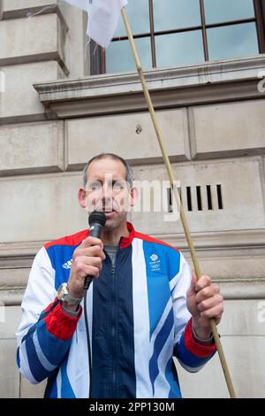 Westminster, London, Großbritannien. 21. April 2023. Olympiameister Etienne Stott MBE, nahm heute an einem Volksstreik in London Teil, als Teil der aussterbenden Rebellion, Unite to Survive, der Big One Aktion, um Druck auf die Regierung auszuüben, keine neuen Lizenzen für fossile Brennstoffe zu erteilen. Etienne Stott wurde mit anderen ausgestorbenen Rebellion-Rebellen festgenommen, als er im April 2022 in der Bayswater Road auf einen Shell-Tanker kletterte, um die Notwendigkeit dringender Maßnahmen aufgrund der Klimakrise bekannt zu machen. Kredit: Maureen McLean/Alamy Stockfoto