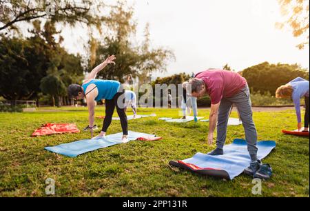 Glückliche Seniorenfreunde, die in einem öffentlichen Park trainieren - Gesundheit Senioren Lebensstil Stockfoto