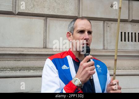 Westminster, London, Großbritannien. 21. April 2023. Olympiameister Etienne Stott MBE, nahm heute an einem Volksstreik in London Teil, als Teil der aussterbenden Rebellion, Unite to Survive, der Big One Aktion, um Druck auf die Regierung auszuüben, keine neuen Lizenzen für fossile Brennstoffe zu erteilen. Etienne Stott wurde mit anderen ausgestorbenen Rebellion-Rebellen festgenommen, als er im April 2022 in der Bayswater Road auf einen Shell-Tanker kletterte, um die Notwendigkeit dringender Maßnahmen aufgrund der Klimakrise bekannt zu machen. Kredit: Maureen McLean/Alamy Stockfoto