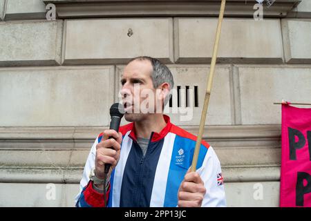 Westminster, London, Großbritannien. 21. April 2023. Olympiameister Etienne Stott MBE, nahm heute an einem Volksstreik in London Teil, als Teil der aussterbenden Rebellion, Unite to Survive, der Big One Aktion, um Druck auf die Regierung auszuüben, keine neuen Lizenzen für fossile Brennstoffe zu erteilen. Etienne Stott wurde mit anderen ausgestorbenen Rebellion-Rebellen festgenommen, als er im April 2022 in der Bayswater Road auf einen Shell-Tanker kletterte, um die Notwendigkeit dringender Maßnahmen aufgrund der Klimakrise bekannt zu machen. Kredit: Maureen McLean/Alamy Stockfoto