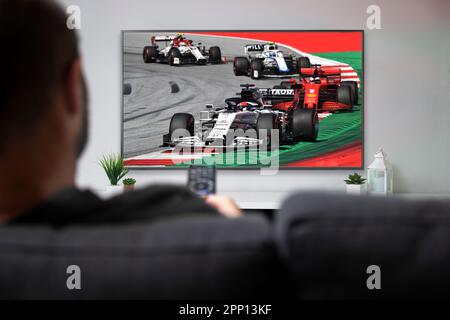 Mann, der Formel-Rennen auf Smart TV sieht. Live Racing Transmission.ROSARIO, ARGENTINIEN - 2. MÄRZ 2023. Stockfoto