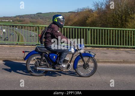 1967 BSA 60s, Sixties, 1960er Blue Petrol 175 cm3, D10 Bantam 3 Speed Silver 175cc; D10 Bantam GPO, Überquerung der Autobahnbrücke in Greater Manchester, Großbritannien Stockfoto