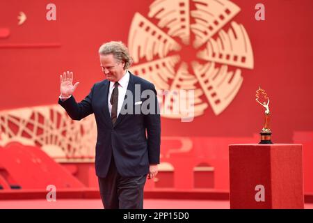 (230421) -- PEKING, 21. April 2023 (Xinhua) -- der deutsche Regisseur Florian Henckel von Donnersmarck ist auf dem roten Teppich des Internationalen Filmfestivals 13. in Peking, Hauptstadt von China, am 21. April 2023 zu sehen. (Xinhua/Chen Zhonghao) Stockfoto