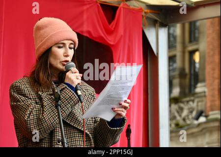 London, Großbritannien. Die Schauspielerin Carice van Houten von Game of Thrones sprach Öko-Fanatiker bei den aussterbenden Rebellionen „The Big One“ an. Die Botschaft lautet, dass sich alle zusammenschließen müssen, um zu überleben, während eines viertägigen Klimaprotests vom 21. Bis 24. April 2023. Parlamentsplatz, Westminster. Kredit: michael melia/Alamy Live News Stockfoto