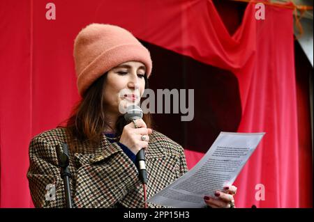 London, Großbritannien. Die Schauspielerin Carice van Houten von Game of Thrones sprach Öko-Fanatiker bei den aussterbenden Rebellionen „The Big One“ an. Die Botschaft lautet, dass sich alle zusammenschließen müssen, um zu überleben, während eines viertägigen Klimaprotests vom 21. Bis 24. April 2023. Parlamentsplatz, Westminster. Kredit: michael melia/Alamy Live News Stockfoto