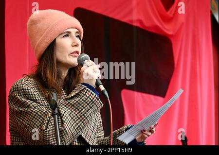 London, Großbritannien. Die Schauspielerin Carice van Houten von Game of Thrones sprach Öko-Fanatiker bei den aussterbenden Rebellionen „The Big One“ an. Die Botschaft lautet, dass sich alle zusammenschließen müssen, um zu überleben, während eines viertägigen Klimaprotests vom 21. Bis 24. April 2023. Parlamentsplatz, Westminster. Kredit: michael melia/Alamy Live News Stockfoto