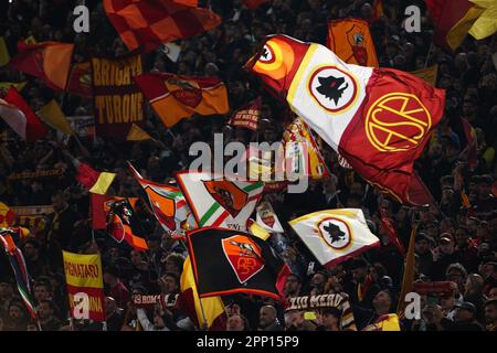 Rom, Italie. 20. April 2023. Roma-Fans während der UEFA Europa League, Viertelfinale, 2.-Bein-Fußballspiel zwischen AS Roma und Feyenoord am 20. April 2023 im Stadio Olimpico in Rom, Italien - Photo Federico Proietti/DPPI Credit: DPPI Media/Alamy Live News Stockfoto