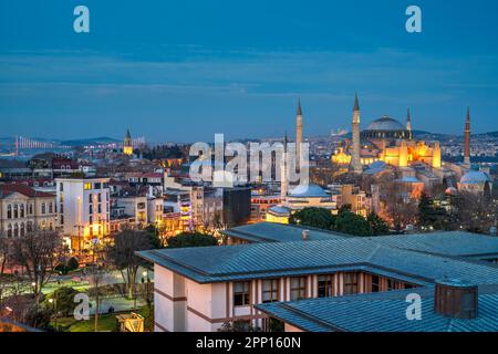 Blick in der Abenddämmerung auf die große Moschee der Hagia Sophia (Ayasofya), Istanbul, Türkei Stockfoto