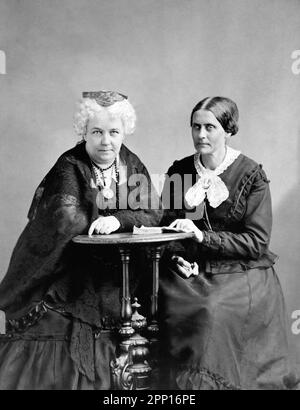 Elizabeth Cady Stanton (1815-1902) und Susan B Anthony (1820-1906), amerikanische Suffragisten und Sozialreformer. Foto aufgenommen c. 1870 Stockfoto
