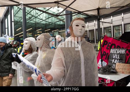 XR-Rebellen protestieren heute außerhalb des Ministeriums für Energie, Sicherheit und Net Zero gegen fossile Brennstoffe und stoppen die Öl- und Gasfelder Rosebank und Equinor. Der Protest war Teil des Aussterbens der Rebellion Unite, um den Protest zu überleben, der heute begann und weitere drei Tage andauern wird Stockfoto