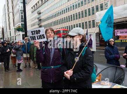 XR-Rebellen protestieren heute außerhalb des Ministeriums für Energie, Sicherheit und Net Zero gegen fossile Brennstoffe und stoppen die Öl- und Gasfelder Rosebank und Equinor. Der Protest war Teil des Aussterbens der Rebellion Unite, um den Protest zu überleben, der heute begann und weitere drei Tage andauern wird Stockfoto