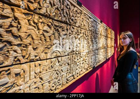 London, Großbritannien. 21. April 2023. Ein andalusianischer Friese, 12./13. Jahrhundert, est 200.000-300.000 - Vorschau auf Christies Kunst der islamischen und indischen Welt, einschließlich orientalischer Teppiche und Teppiche. Kredit: Guy Bell/Alamy Live News Stockfoto