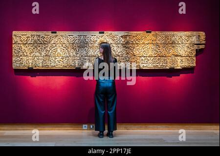 London, Großbritannien. 21. April 2023. Ein andalusianischer Friese, 12./13. Jahrhundert, est 200.000-300.000 - Vorschau auf Christies Kunst der islamischen und indischen Welt, einschließlich orientalischer Teppiche und Teppiche. Kredit: Guy Bell/Alamy Live News Stockfoto