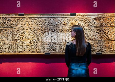 London, Großbritannien. 21. April 2023. Ein andalusianischer Friese, 12./13. Jahrhundert, est 200.000-300.000 - Vorschau auf Christies Kunst der islamischen und indischen Welt, einschließlich orientalischer Teppiche und Teppiche. Kredit: Guy Bell/Alamy Live News Stockfoto