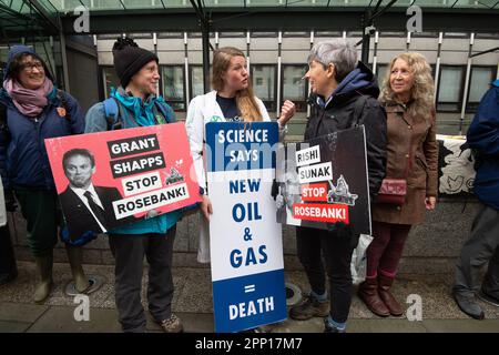 XR-Rebellen protestieren heute außerhalb des Ministeriums für Energie, Sicherheit und Net Zero gegen fossile Brennstoffe und stoppen die Öl- und Gasfelder Rosebank und Equinor. Der Protest war Teil des Aussterbens der Rebellion Unite, um den Protest zu überleben, der heute begann und weitere drei Tage andauern wird Stockfoto