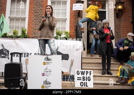 Dr. Mya-Rose Craig liest den Demonstranten des Klimawandels am ersten Tag des Aussterbens von Rebellion "The Big One" in der Tufton Street am 21. April 2023 in London, England, vor. Mya-Rose Craig ist ein prominenter britisch-bangladeschischer Ornithologe, Umweltschützer, Diversitätsaktivist, Autor, Redner und Rundfunkveranstalter. Im Alter von 11 Jahren begann sie den beliebten Blog Birdgirl, und mit 17 wurde sie die jüngste Person, die die Hälfte der Vögel der Welt sah. Stockfoto