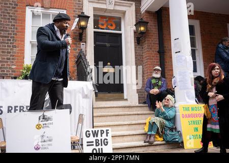 Der mit dem Booker-Preis ausgezeichnete Autor Ben OAUTHI liest aus seinem Buch der Gedichte und Aufsätze "Tigerarbeit" an die Demonstranten des Klimawandels am ersten Tag des Aussterbens Rebellion's "The Big One" in der Tufton Street am 21. April 2023 in London, England. Der nigerianisch-britische Dichter und Schriftsteller Ben Oerivas gilt als einer der führenden afrikanischen Autoren in den postmodernen und postkolonialen Traditionen. Stockfoto