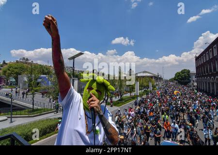 Nicht exklusiv: 20. April 2023 Toluca , Mexiko : Tausende von Jugendlichen und Erwachsenen gingen auf die Straßen der Stadt, wo sie an den 5 teilnahmen Stockfoto