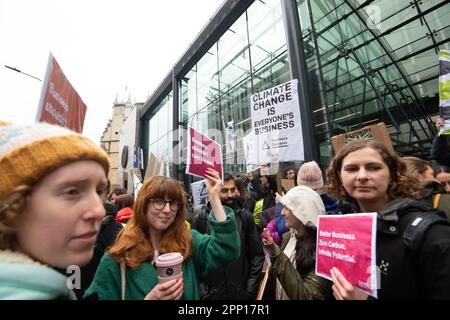 XR-Rebellen protestieren heute außerhalb des Ministeriums für Energie, Sicherheit und Net Zero gegen fossile Brennstoffe und stoppen die Öl- und Gasfelder Rosebank und Equinor. Der Protest war Teil des Aussterbens der Rebellion Unite, um den Protest zu überleben, der heute begann und weitere drei Tage andauern wird Stockfoto