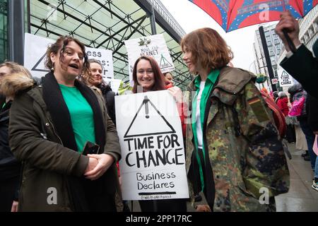 XR-Rebellen protestieren heute außerhalb des Ministeriums für Energie, Sicherheit und Net Zero gegen fossile Brennstoffe und stoppen die Öl- und Gasfelder Rosebank und Equinor. Der Protest war Teil des Aussterbens der Rebellion Unite, um den Protest zu überleben, der heute begann und weitere drei Tage andauern wird Stockfoto