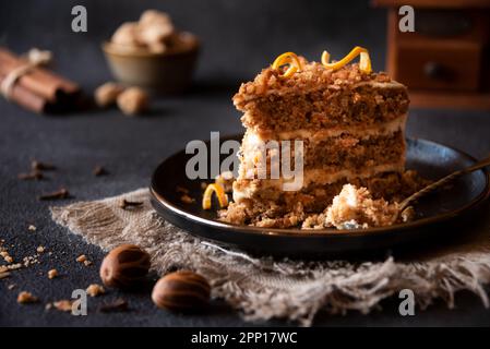 Ein Stück hausgemachter Kuchen mit Zimt auf schwarzem Hintergrund Stockfoto