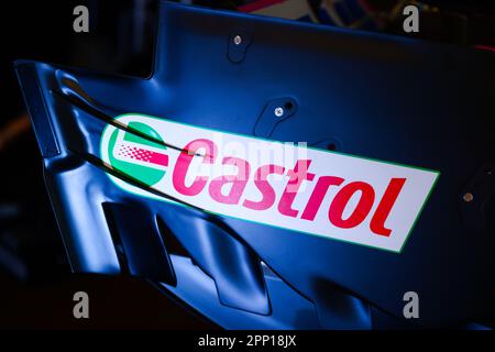 Krakau, Polen. 21. April 2023. Das Castrol-Logo ist auf der Nachbildung des Alpine F1 Team Car zu sehen, die während der Veranstaltung, die von BP Poland Company am 21. April 2023 in Krakau, Polen, organisiert wird. (Kreditbild: © Beata Zawrzel/ZUMA Press Wire) NUR REDAKTIONELLE VERWENDUNG! Nicht für den kommerziellen GEBRAUCH! Stockfoto