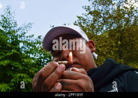 Nicht exklusiv: 20. April 2023 Toluca , Mexiko : Tausende von Jugendlichen und Erwachsenen gingen auf die Straßen der Stadt, wo sie an den 5 teilnahmen Stockfoto