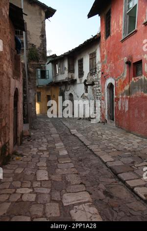 Enge Gassen im alten Teil von Antakya in der Provinz Hatay im Südosten der Türkei. Vor dem Erdbeben 2023 Stockfoto