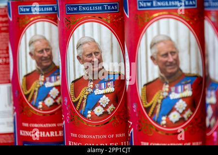 King Charles III. Krönung am 20. April 2023 in London, Großbritannien, in einem Souvenirladen erhältlich. König Karl II. Wird am 6. Mai 2023 zum König von England gekrönt. Stockfoto