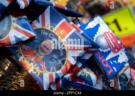 King Charles III. Krönung am 20. April 2023 in London, Großbritannien, in einem Souvenirladen erhältlich. König Karl II. Wird am 6. Mai 2023 zum König von England gekrönt. Stockfoto