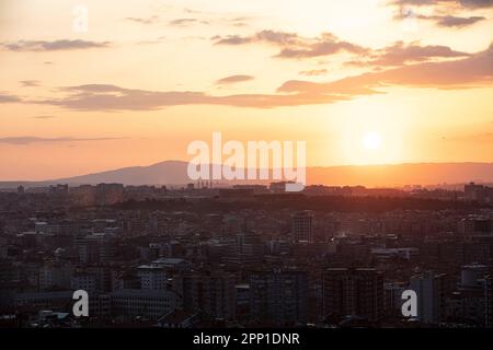 Panoramablick auf die Innenstadt der Stadt Ankara, Türkei mit Gebäuden und Moscheen, die an einem Tag bei Sonnenuntergang von der Burg Ankara (Ankara Kalesi) aus zu sehen sind. Stockfoto