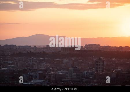 Panoramablick auf die Innenstadt der Stadt Ankara, Türkei mit Gebäuden und Moscheen, die an einem Tag bei Sonnenuntergang von der Burg Ankara (Ankara Kalesi) aus zu sehen sind. Stockfoto