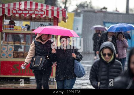 Istanbul, Türkei. 20. April 2023. Während des starken Regens in Istanbul wurden Menschen mit Sonnenschirmen gesehen, um sich vor Regen im und um das Kadikoy-Dock zu schützen. (Credit Image: © Onur Dogman/SOPA Images via ZUMA Press Wire) NUR REDAKTIONELLE VERWENDUNG! Nicht für den kommerziellen GEBRAUCH! Stockfoto