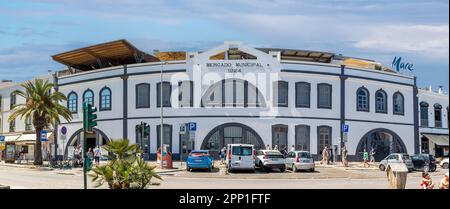 LAGOS, PORTUGAL, 16. APRIL 2023: Städtischer Fisch- und Lebensmittelmarkt in Lagos. Stockfoto