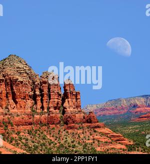 Red Rock Country Berge rund um Sedona Arizona und Mond Stockfoto