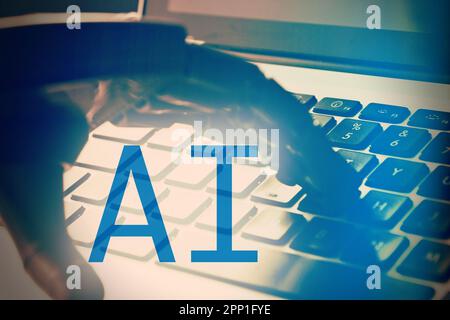 Roboterhand mit dem Computer als Hintergrund, Konzept der künstlichen Intelligenz. Stockfoto