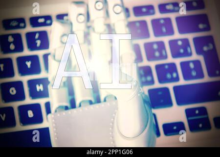 Roboterhand mit dem Computer als Hintergrund, Konzept der künstlichen Intelligenz. Stockfoto