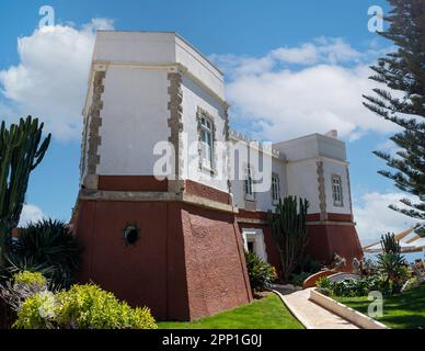 Alte, restaurierte Festung am Strand von Luz in der Region Lagos, Algarve, Portugal. Stockfoto