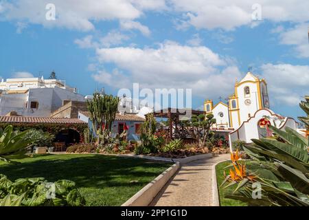 Wunderschöner Blick auf Luz Beach Town in der Region Lagos, Algarve, Portugal. Stockfoto