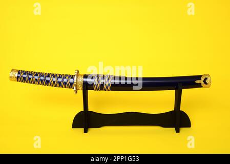 Samurai-Schwert, Katana, Wakizashi, Tanto, isoliert auf gelbem Hintergrund Stockfoto