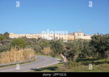 Magliano ist ein kleines Dorf im Herzen von Maremma in der Toskana, umgeben von mittelalterlichen Mauern und mit Blick auf die toskanische Landschaft Stockfoto