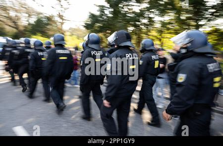 Hamburg, Deutschland. 21. April 2023. Fußball: 2. Bundesliga, Hamburger SV - FC St. Pauli, Matchday 29, Volksparkstadion. Polizisten gehen aus dem Stadion. Kredit: Daniel Reinhardt/dpa/Alamy Live News Stockfoto