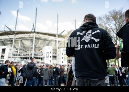 Hamburg, Deutschland. 21. April 2023. Fußball: 2. Bundesliga, Hamburger SV - FC St. Pauli, Matchday 29, Volksparkstadion. Ein St. Pauli Fan steht vor dem Stadion. Kredit: Daniel Reinhardt/dpa/Alamy Live News Stockfoto