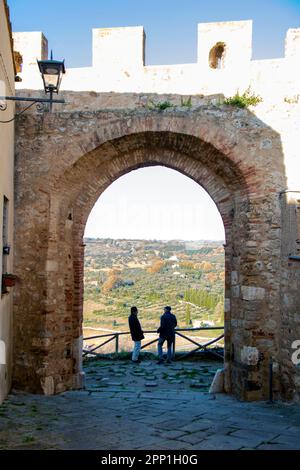 Magliano ist ein kleines Dorf im Herzen von Maremma in der Toskana, umgeben von mittelalterlichen Mauern und mit Blick auf die toskanische Landschaft Stockfoto