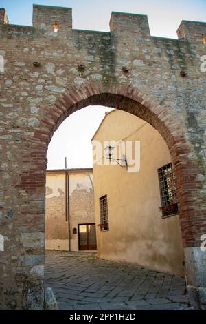 Magliano ist ein kleines Dorf im Herzen von Maremma in der Toskana, umgeben von mittelalterlichen Mauern und mit Blick auf die toskanische Landschaft Stockfoto