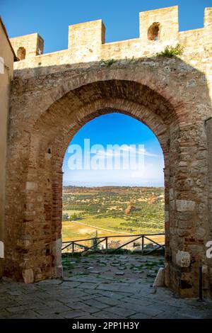 Magliano ist ein kleines Dorf im Herzen von Maremma in der Toskana, umgeben von mittelalterlichen Mauern und mit Blick auf die toskanische Landschaft Stockfoto