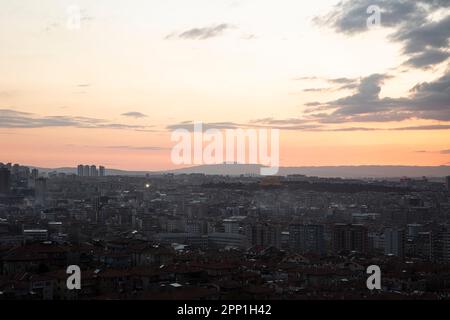 Panoramablick auf die Innenstadt der Stadt Ankara, Türkei mit Gebäuden und Moscheen, die an einem Tag bei Sonnenuntergang von der Burg Ankara (Ankara Kalesi) aus zu sehen sind. Stockfoto