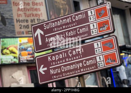 Straßenschild mit den wichtigsten Wegbeschreibungen zu Sehenswürdigkeiten, Istanbul, Türkei Stockfoto