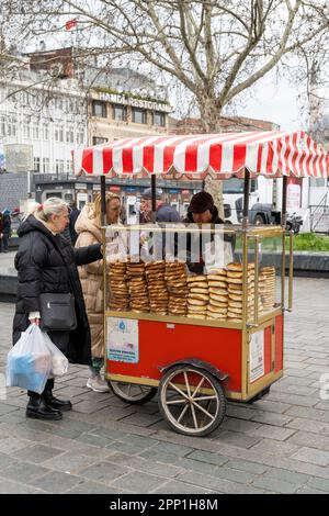 Straßenverkäufer, der Brot verkauft, Istanbul, Türkei Stockfoto